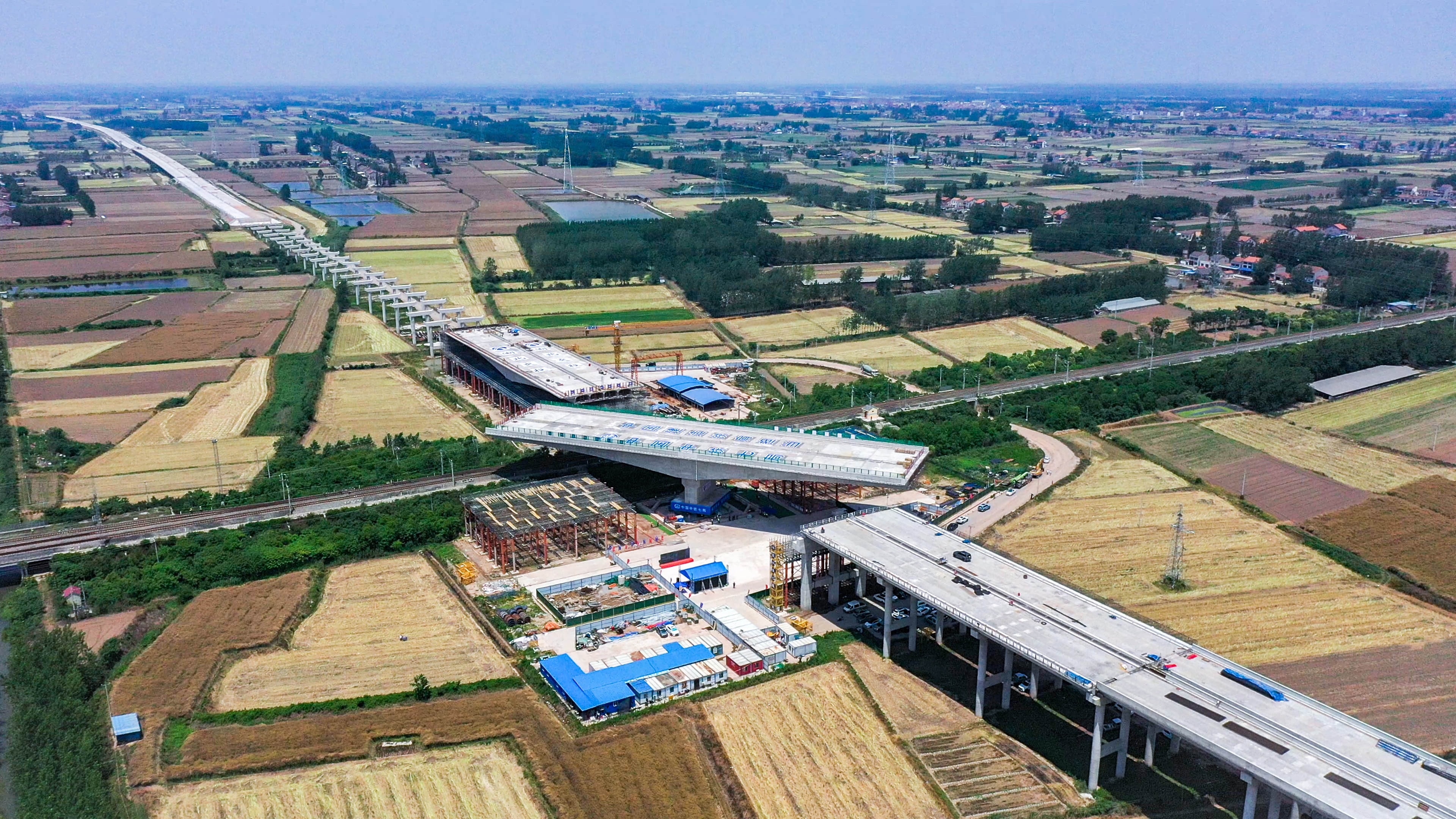 湖北武松高速跨浩吉鐵路大橋轉體就位